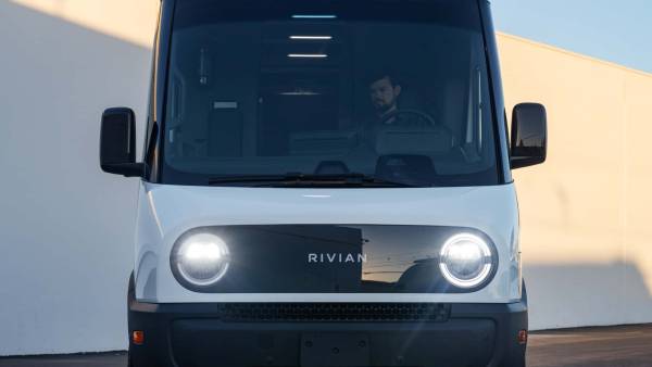 Rivian продає більше електричних фургонів, ніж позашляховиків та пікапів разом узятих