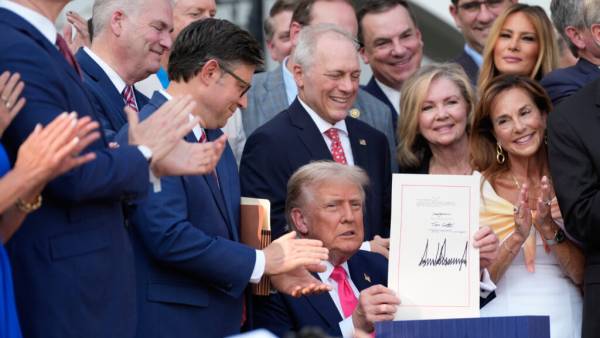 США висилатимуть з Medicaid легальних іммігрантів, зокрема біженців та жертв торгівлі людьми